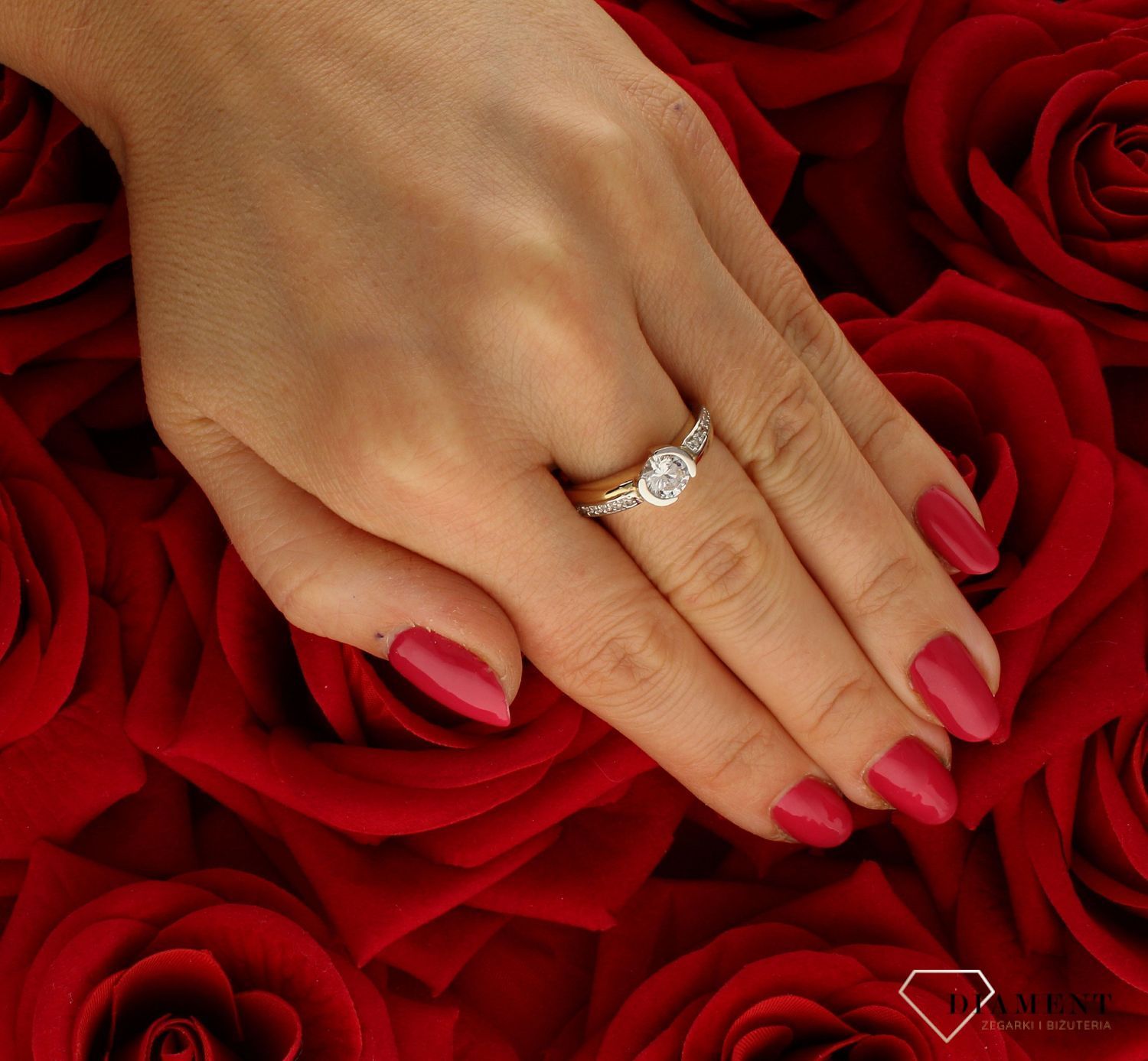 Złoty pierścionek damski 375 z cyrkonią zaręczynowy PI 1295 375. Złoty pierścionek damski. Złoty pierścionek zaręczynowy. Pierścionek damski złoty. Pierścionek damski zaręczynowy idealny na prezent (2).jpg